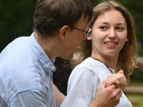 Dwie młode osoby tańczą na rekolekcjach RCS