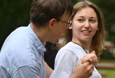 Dwie młode osoby tańczą na rekolekcjach RCS