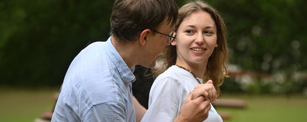 Dwie młode osoby tańczą na rekolekcjach RCS